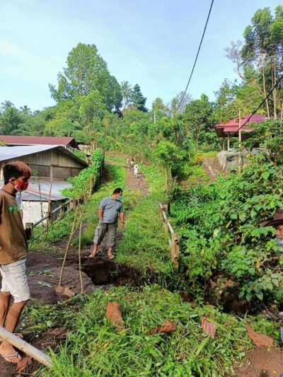 Jalan Rusak, Jembatan Menuju Pekuburan Desa Pineleng Dua Nyaris Putus, Pemkab Diminta Perbaiki
