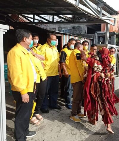 Ngeri! Wajah Ketua Golkar Minahasa Diiris Kabasaran Pakai Pedang, Kader dan Warga Pineleng Histeris