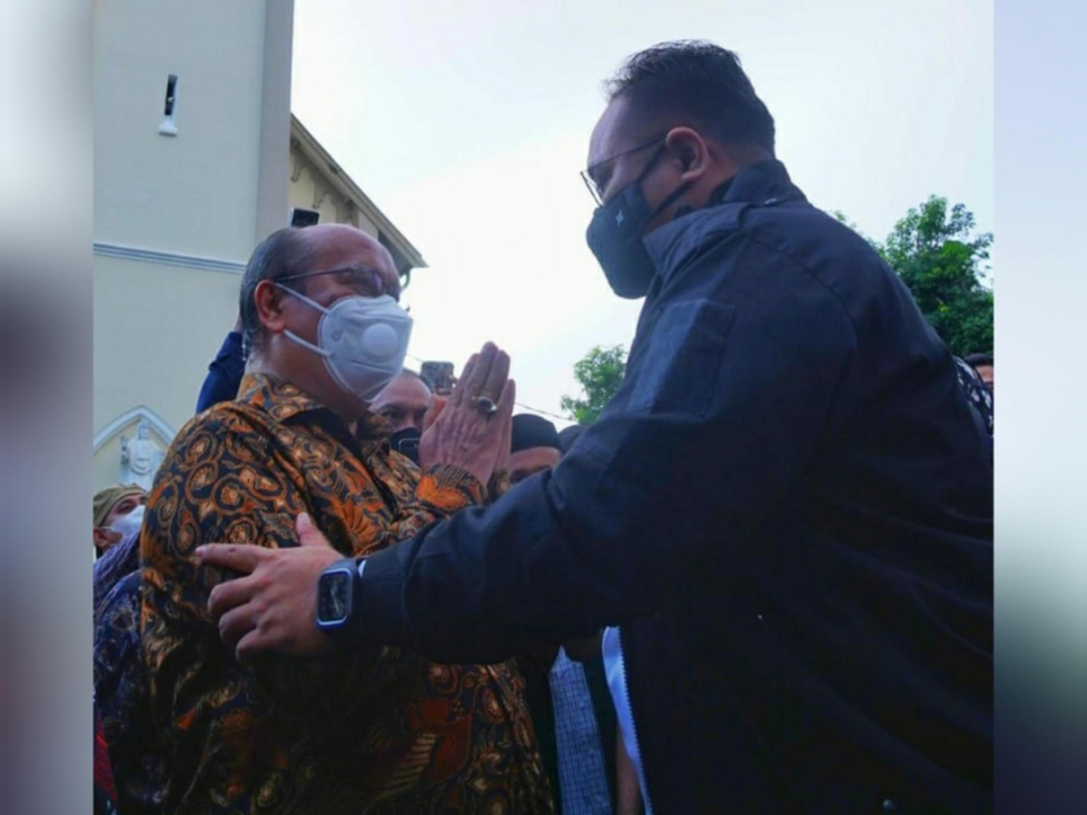 Ditemui Menteri Agama, Uskup Agung Makassar Ungkap “Mujizat” saat Bom Bunuh Diri , Gus Yaqut: Umat Katolik Tidak Sendiri