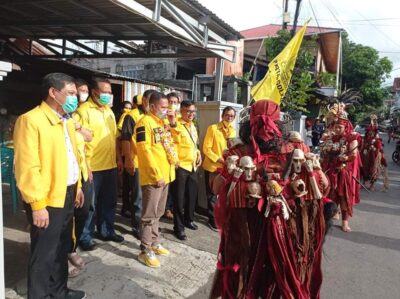 Heboh! Kunjungan Adrie Kamasi dan Rombongan di Pineleng Disambut Kabasaran serta diarak Kader Golkar dan Masyarakat