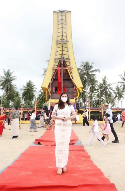 Legislator Berdarah Toraja JURANI RURUBUA Bangga Manado Punya Rumah Adat “Tongkonan”