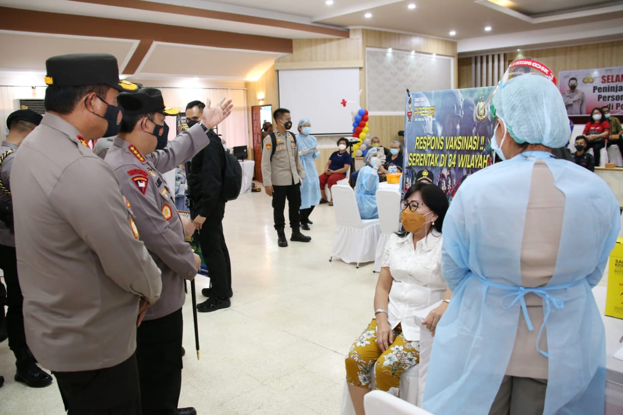 Kapolri Tinjau Vaksinasi Massal di Manado