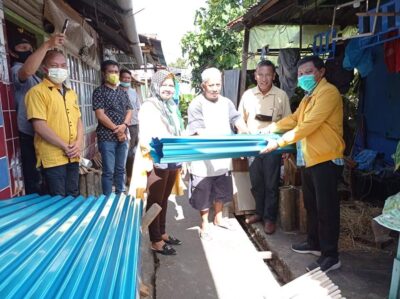 Peduli Warga Muslim, Ketua Golkar Minahasa Salurkan 50 Lembar Seng