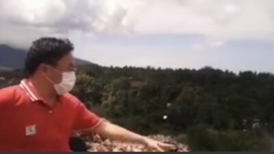 Viral! Kepala Daerah Ini Nekat Naik di Atas Tumpukan Sampah TPA, Tak Peduli Bau Busuk Menyengat