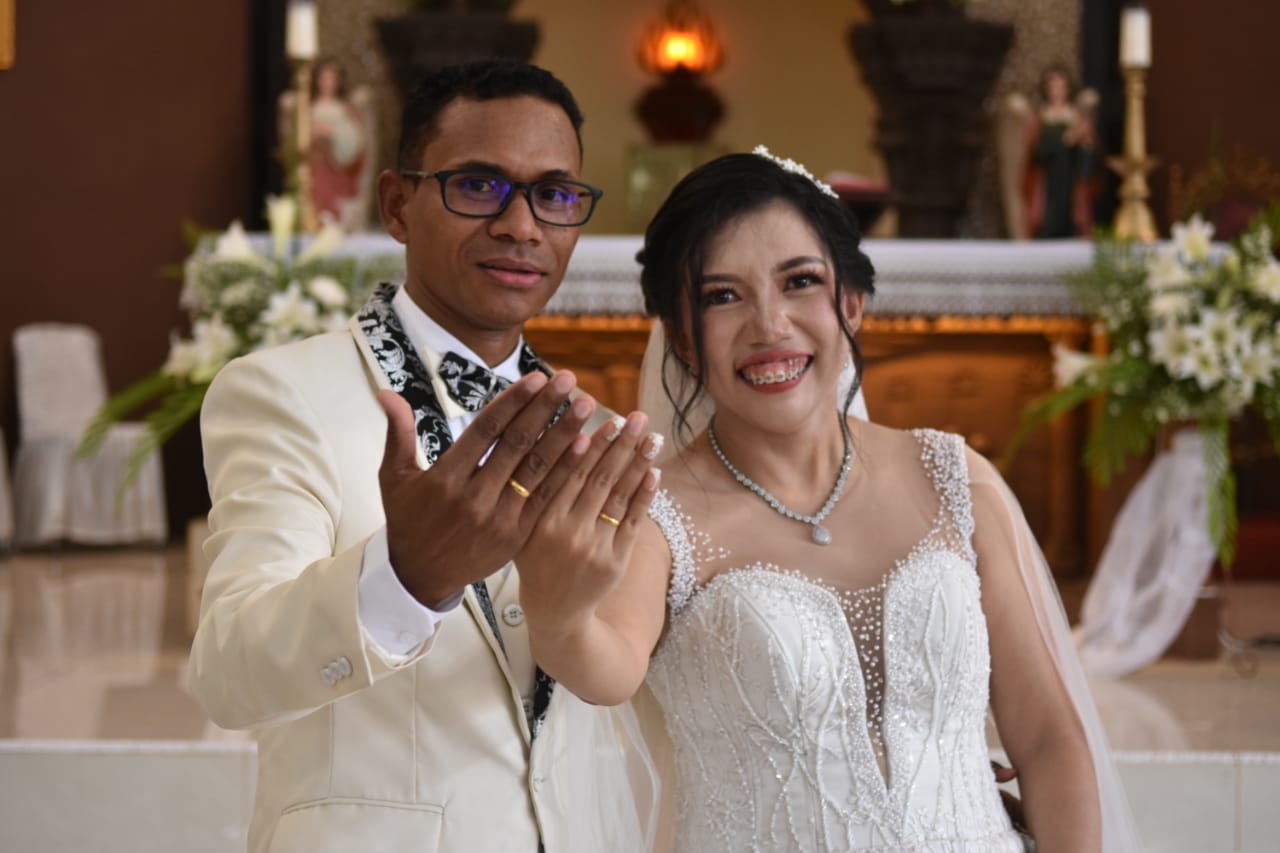 Unik dan Spektakuler! Pernikahan 2 Etnis Laurens dan Lisa Diberkati 6 Pastor, Wawali Mor Jadi Pencatat Nikah