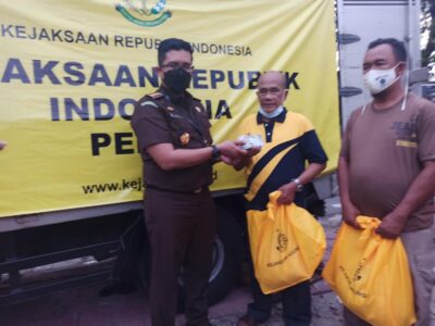 Kejaksaan RI Peduli Serahkan Bansos untuk Korban Banjir