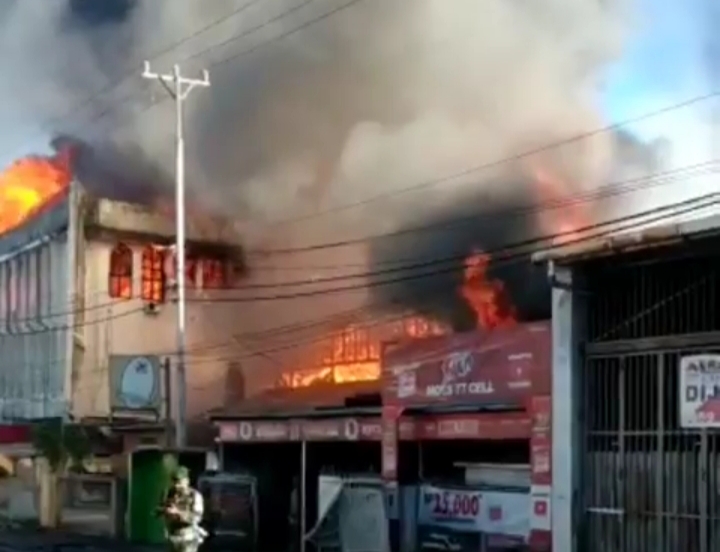 Kebakaran Hebat Melanda Pusat Kota Manado Ludeskan 3 Gedung, Salah Satunya Balai Wartawan