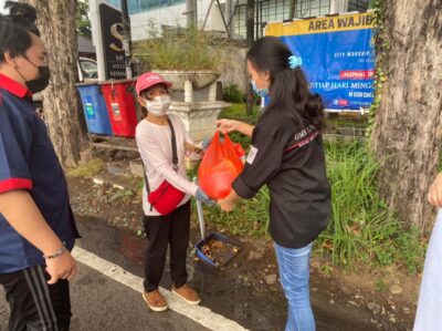 Saat Subuh Sekelompok OMK Temui Penyapu Jalan, Pesan Mulia Tersirat di Aksi Peduli Mereka