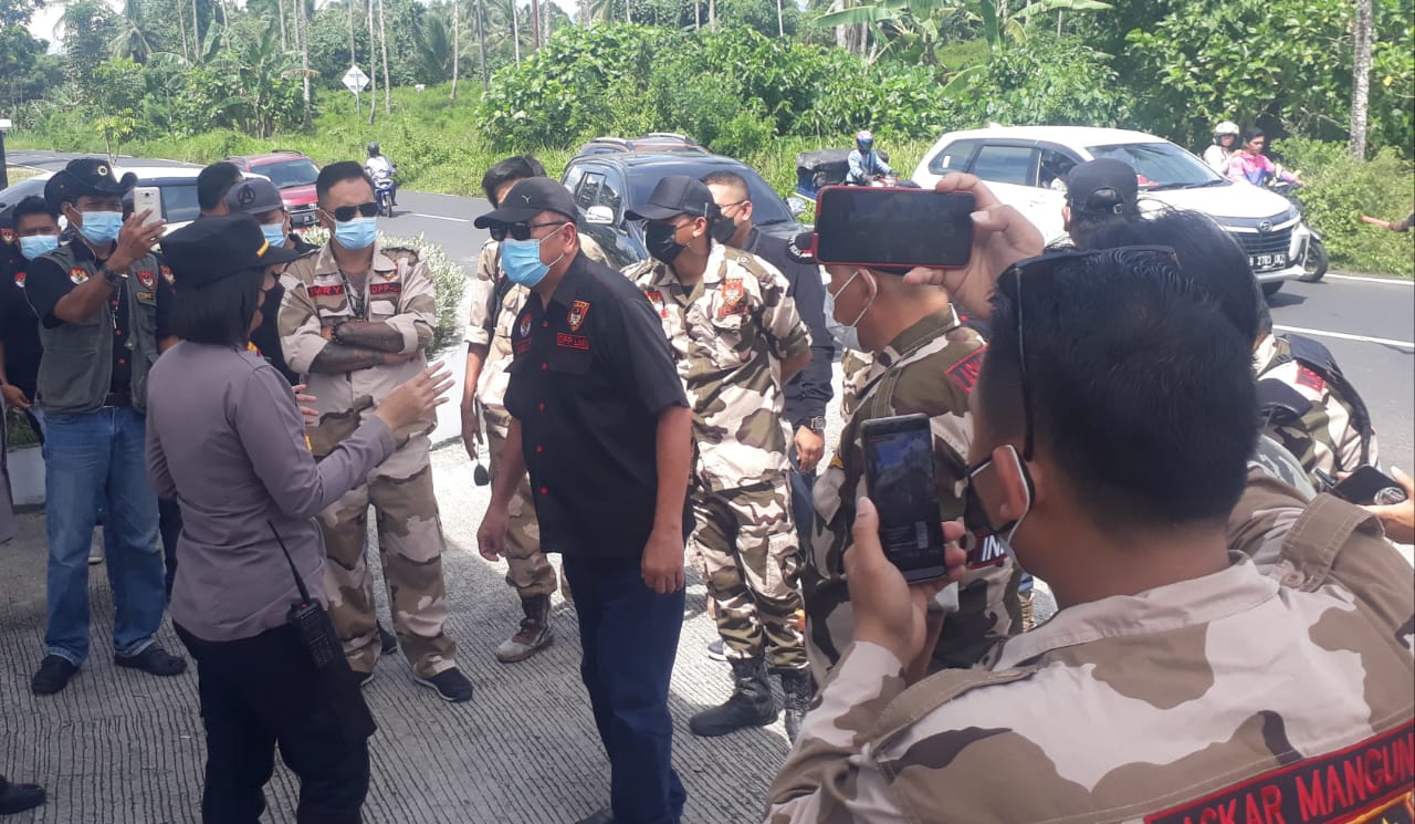 Viral! Polwan Ini Nekat Hadang Sekelompok Pria Berseragam Loreng, Terdengar Seruan: Tangkap Saya, Tembak Mati Saya!