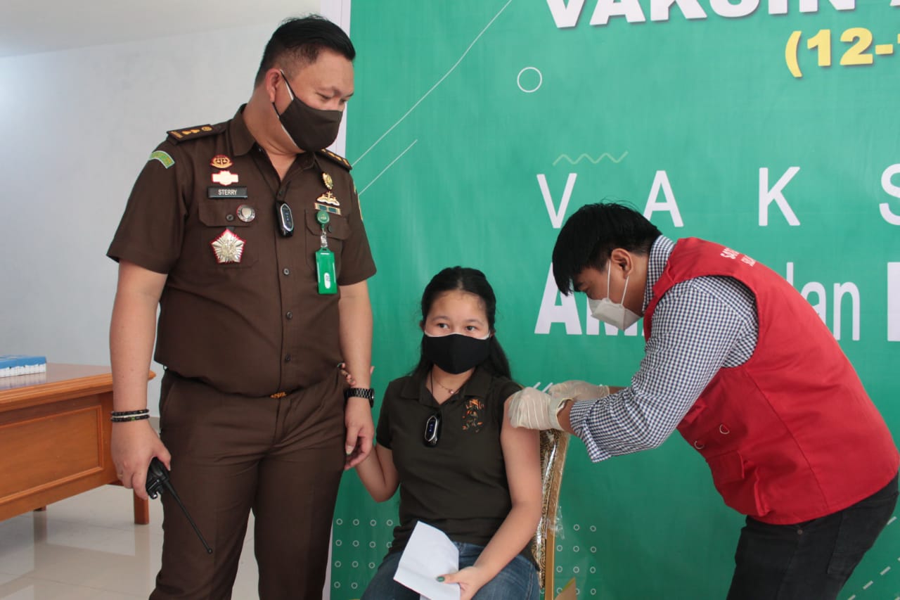 Kejati Sulut Gelar Vaksinasi Umum dan Anak Usia 12-17 Tahun.