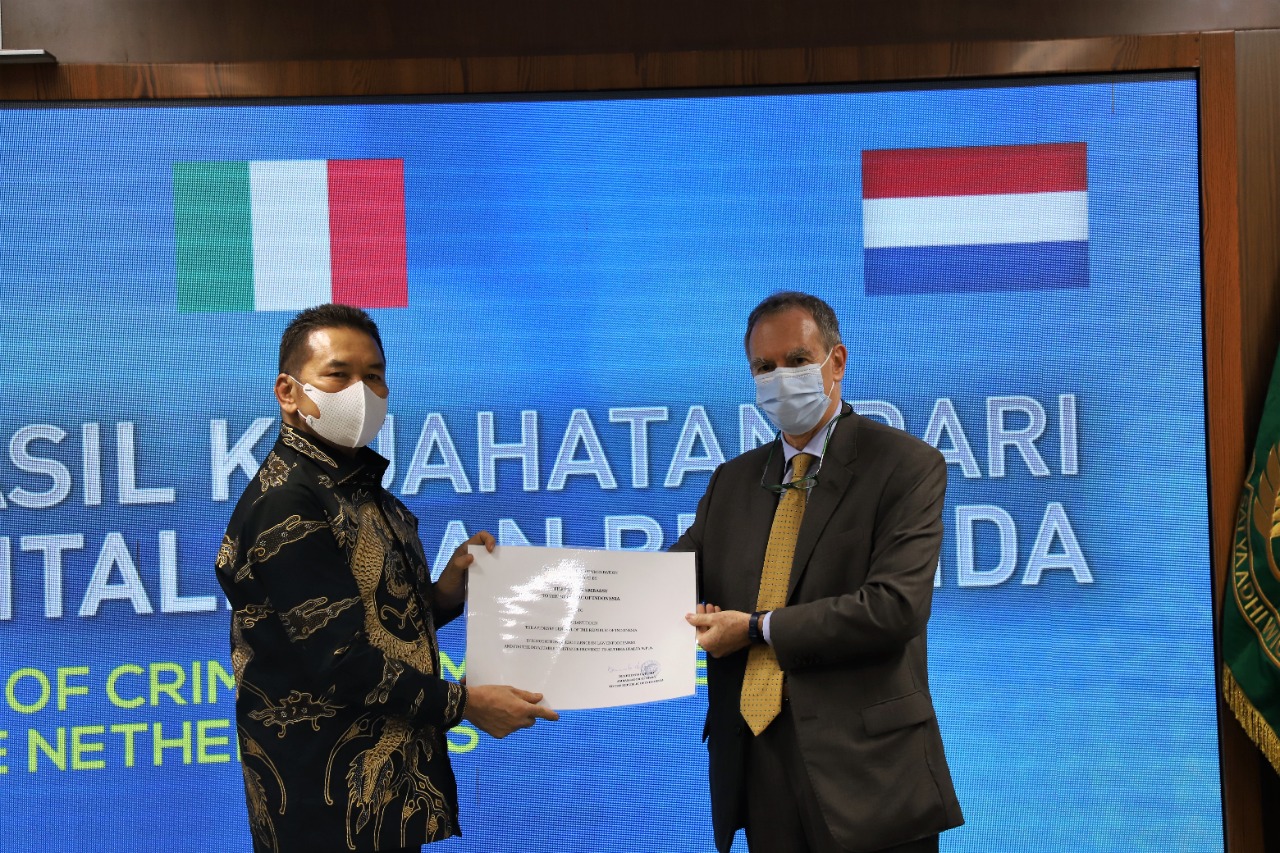 Kembalikan Aset TPPU, Jaksa Agung Diberi Penghargaan Dubes Italia-Belanda