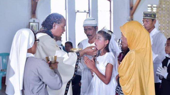 Viral, Pasutri Muslim Ini Masuk Gereja Dampingi Ponakan Terima Komuni Suci,  Mengagumkan Dengar Pengakuannya