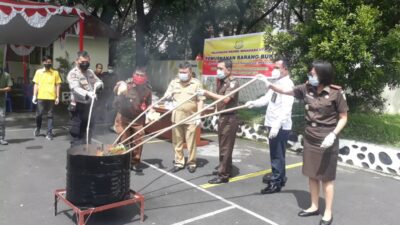 Kejari Minut Musnahkan Babuk Kasus Tipidum dan Narkoba