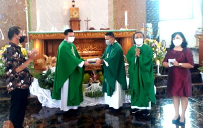 Wakili Uskup Manado, Pastor Rein Saneba Pimpin Serah Terima Jabatan Pastor Paroki Pineleng