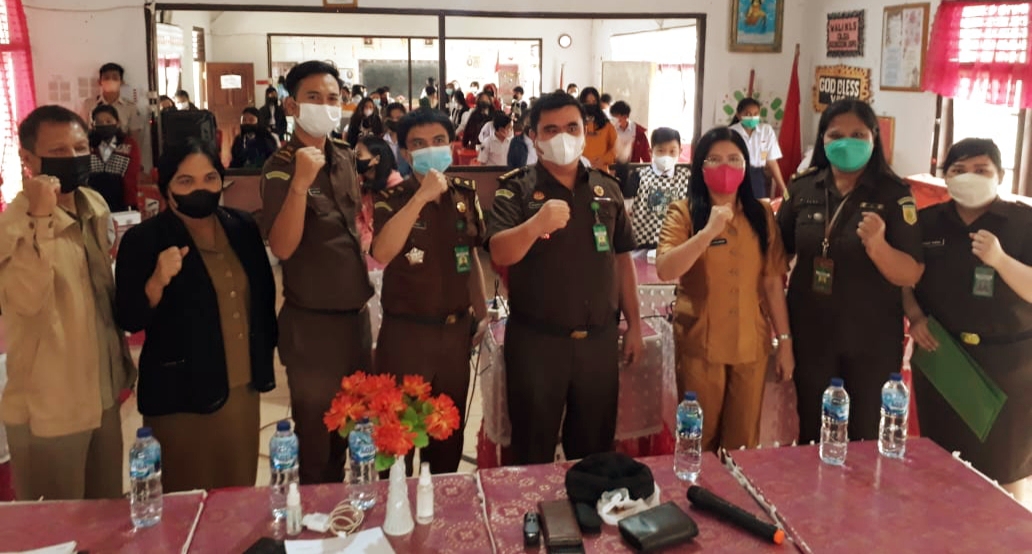Beri Penyuluhan Hukum JMS di SMPN 2 Langowan, Rumampuk Ajak Siswa Bijak dalam Bermedsos
