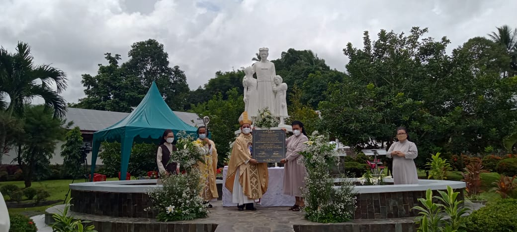 Jelang Tahun Yubileum, Uskup Manado Resmikan Patung Pendiri DSY Diapit 2 Anak Cacat, Jadi Tempat Ziarah Baru