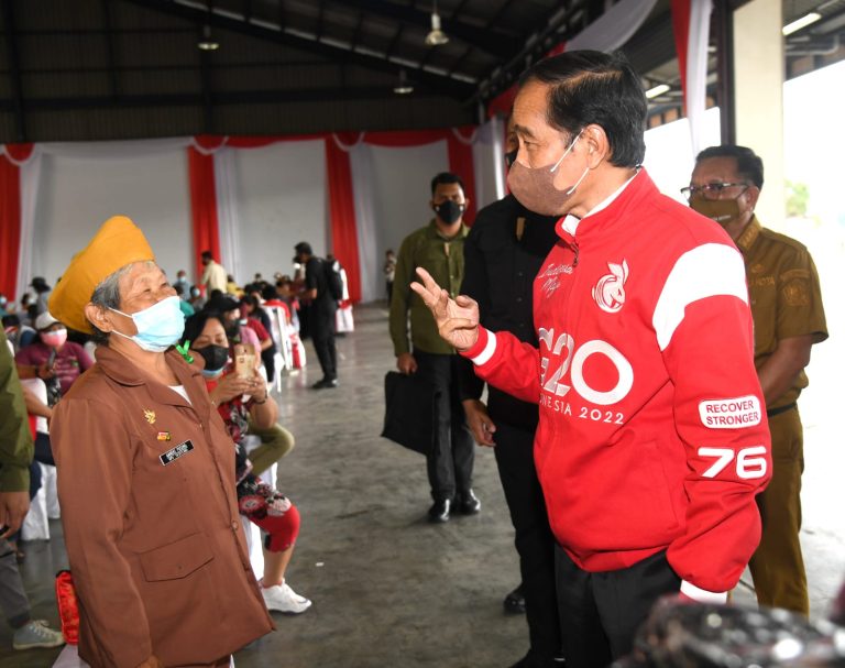 Presiden Tinjau Langsung Vaksinasi di Bitung, Daerah Lain Lewat Video Conference