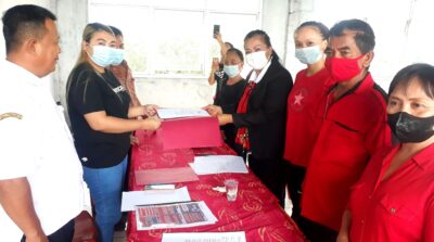 Awali dengan Doa Lalu Jalan Kaki Dihantar Keluarga Besar, DETTY RAMBING Resmi Mendaftar Jadi Calon Hukum Tua