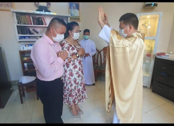 Detty Rambing Ikut Misa dan Doa Rosario Bersama Umat Katolik Pineleng, Dapat Berkat Khusus dari Pastor Fentje Runtulalo