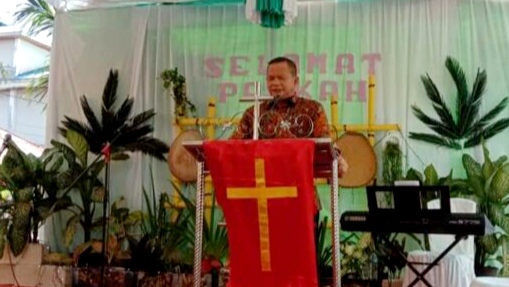 Elly Lasut Beribadah Paskah di Gereja Germita Ebenhaezer Melonguane