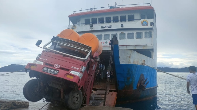 Sebuah Truk Nyaris Terjun ke Laut di Pelabuhan Melonguane
