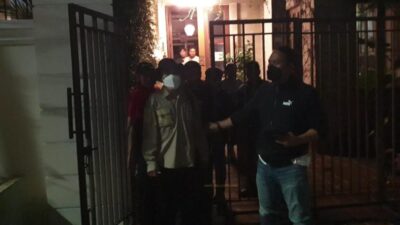 Tim Tabur Kejagung dan Kejari Manado Amankan Terpidana Arthur Mumu di Jakarta