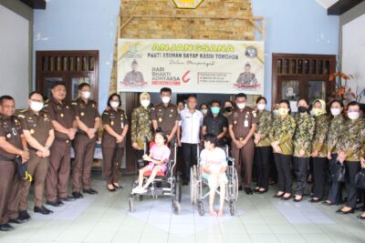 Kunjungi Panti Asuhan Sayap Kasih Tomohon, Kajati dan Ketua IAD Salurkan Bantuan