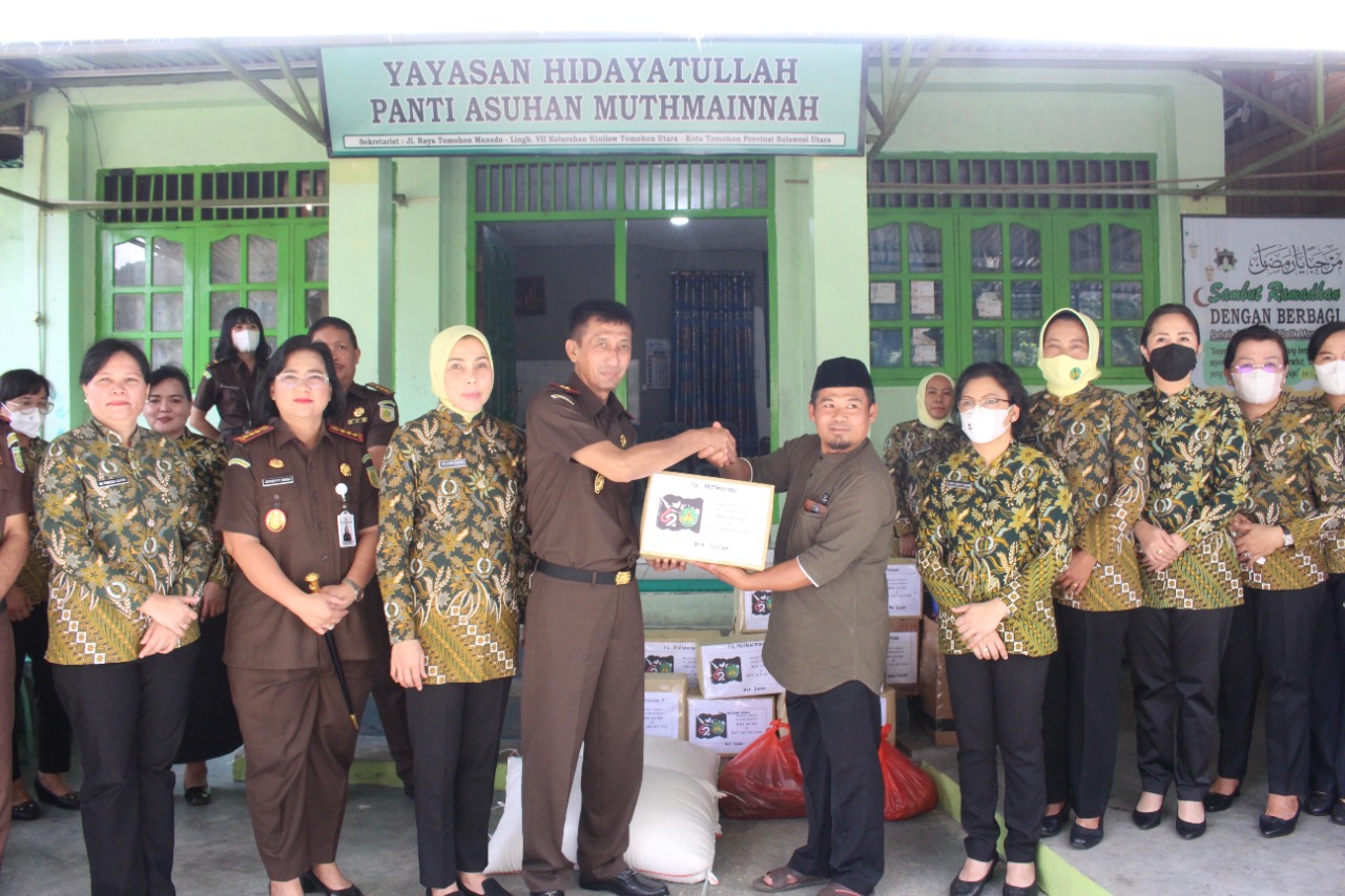 Kajati dan Ketua IAD Sulut Anjangsana di Panti Asuhan Muthmainnah Tomohon