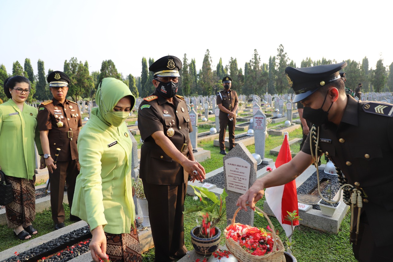 Wakil Jaksa Agung Pimpin Upacara Ziarah dan Tabur Bunga di TMP Kalibata