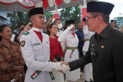 Kukuhkan dan Beri Motivasi Kepada 30 Siswa Anggota Paskibraka, Bupati Joune Ganda Kenang Pengalamannya
