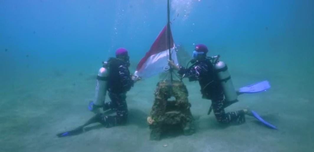 Keren! Pasmar 2 Korps Marinir dan PSDKP Bitung Bentangkan Bendera Merah Putih Bawah Laut, Berlangsung Serentak di 77 Lokasi di Indonesia