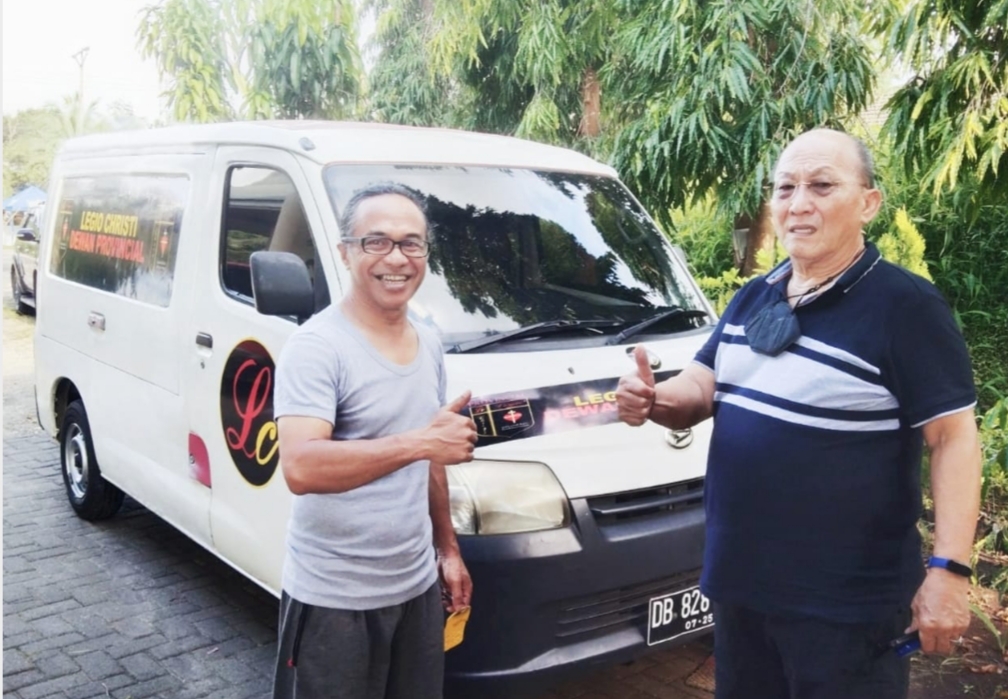 Koordinator Dewan Provinsial Keuskupan Manado Serahkan Mobil Komando Legio Christi