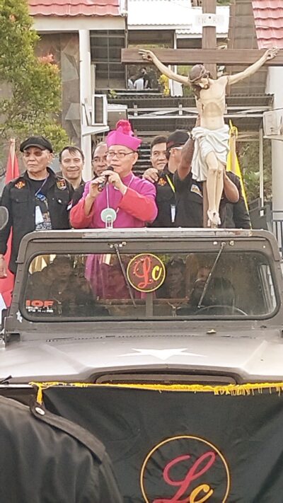 Luar Biasa! Salib Suci Diarak Ribuan Legioner Legio Christi dengan Khusuk dan Tertib, Hujan Deras pun Reda
