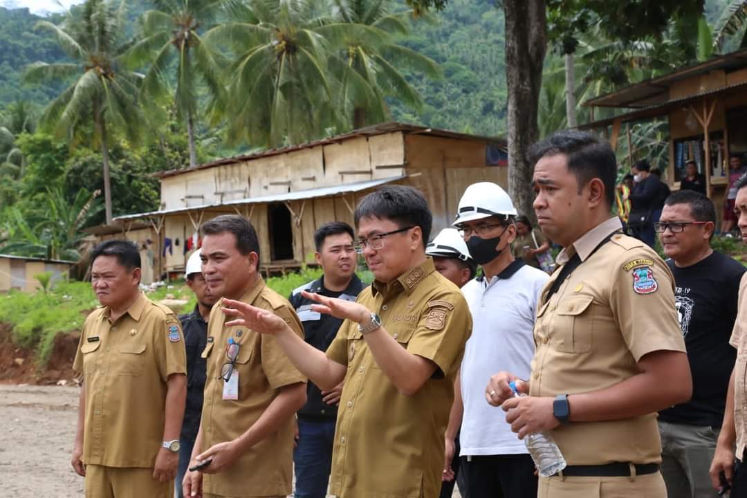 Kunjungi Bunaken, Walikota Andre Angouw Datangi Pasar Tematik bernuasa Pariwisata, Lalu Tanam Mangrove