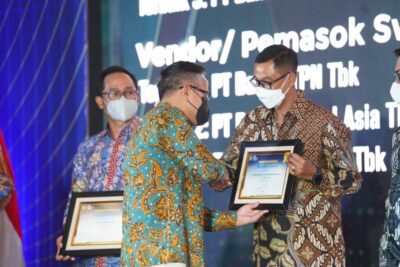 PLN Raih Penghargaan Mitra BUMN Champion 2022 dari Erick Thohir