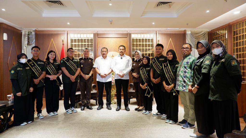 Jaksa Agung ST Burhanuddin Menerima Kunjungan Duta Pelajar Sadar Hukum Tingkat Provinsi Kaltim