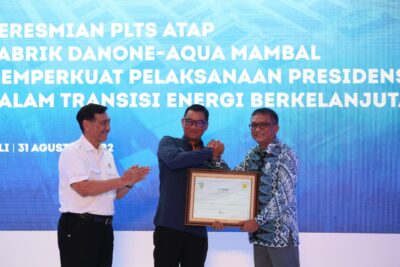 Kolaborasi Wujudkan Industri Hijau, PLN Serahkan 800 Unit REC Setara 800 MWh Listrik EBT Ke Danone