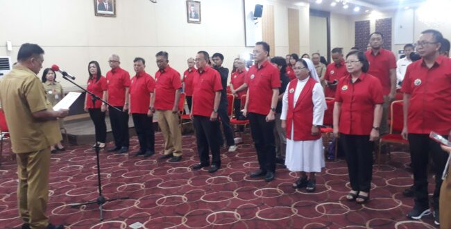 Dilantik Gubernur, Pengurus LP3KD Sulut Direciki Air Suci oleh Uskup Manado, WL Langsung Targetkan Juara Umum Pesparani III di Jakarta