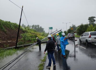 Respon Tanggap Bencana, Petugas PLN Sigap Tangani Gangguan Kelistrikan