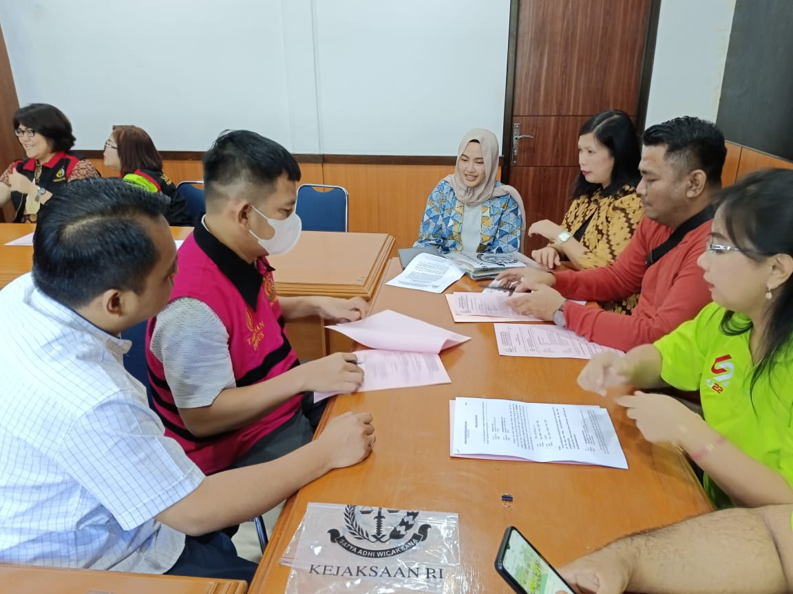 Oknum Pimpinan BRI Kantor Cabang Tondano Diserahkan ke Penuntut Umum Kejati Sulut