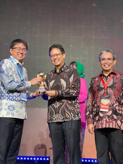 Hebat! Walikota Andrei Angouw Terima UHC Award