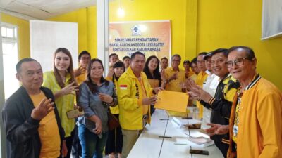 Dikawal Pengurus Golkar dan Ketua-Ketua Kecamatan, Adrie Kamasi Resmi Mendaftar Bakal Caleg