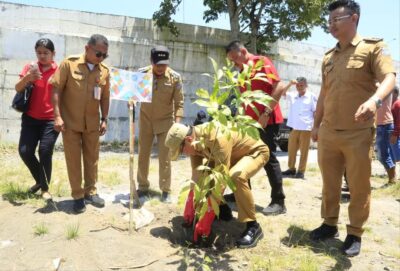 Walikota Andrei Angouw Tanam Pohon Peneduh di Tumumpa Dua, Canangkan Bulan Tertib Administrasi