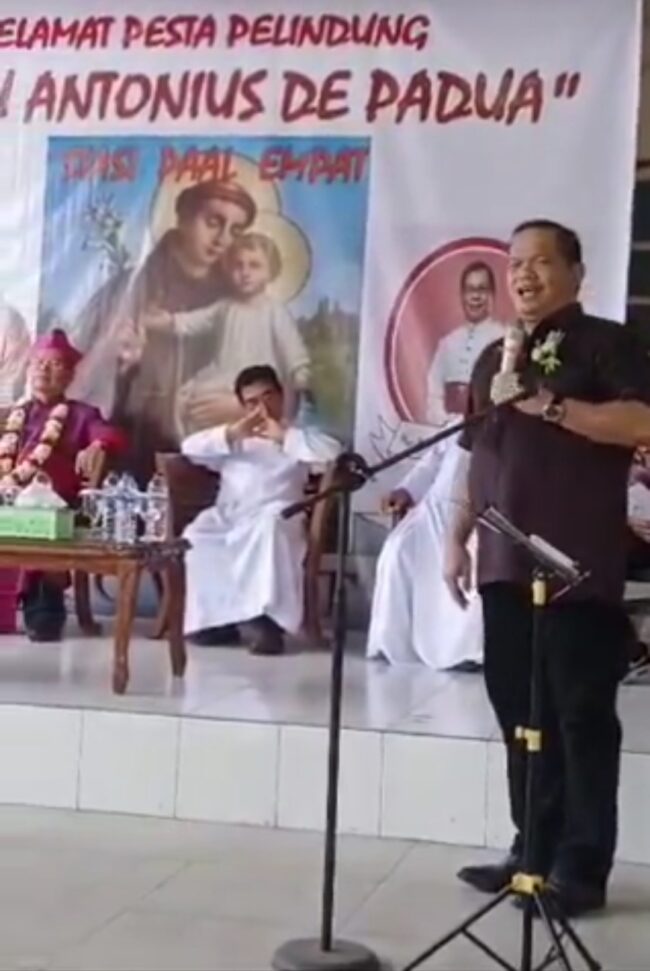 Bersama Uskup Manado E2L Bantu Gereja, Turut Bawakan Lagu Bunda Maria dan “Tiada Tuhan SepertiMu” Yang Bikin Umat Merinding
