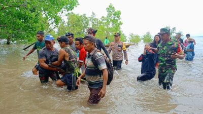 Aparat dan Warga Evakuasi Jasad Warga yang Tenggelam di Pantai Aresa Bantane