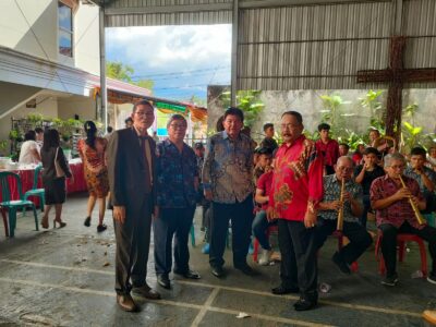 Figur Rendah Hati dan Merakyat Audy Karamoy Sambangi Kawan Lama, Support Group Musik Bambu Desa Senduk