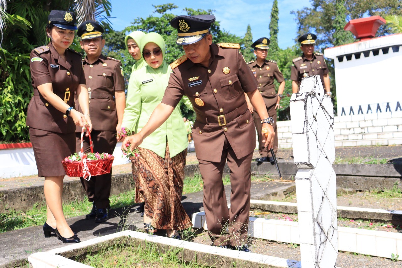 Kajati Sulut Pimpin Ziarah di TMP Kairagi