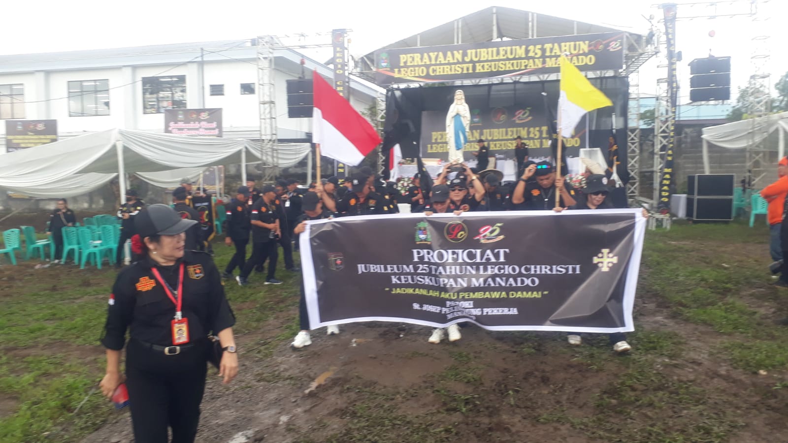 Parade Ziarah LC: Patung Maria Diarak Legioner di Jalan Raya Lalu Singgah Berdevosi di Taman Rohani Maria Ratu Damai Tomohon, Bikin Warga Terkesima