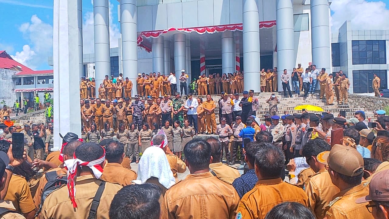 Ratusan Perangkat Desa di Talaud Demo Tuntut Gaji