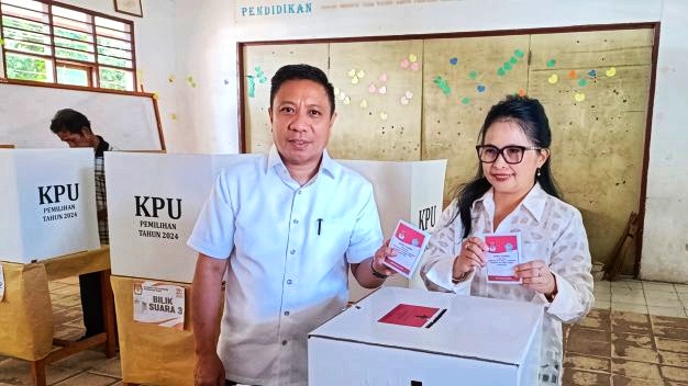 Penjabat Bupati Talaud dan Istri Coblos di TPS 02 Melonguane